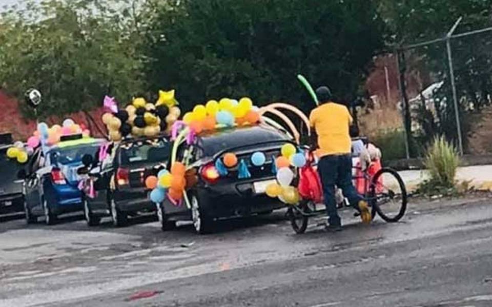 Pap no quiso perderse la caravana escolar de sus hijos y adorn