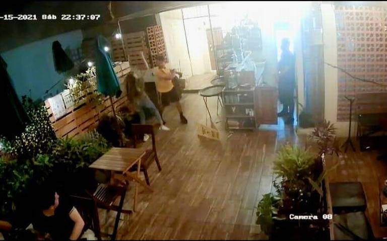 VIDEO] Hombre golpea a una mujer en una cafetería en Mazatlán - La Prensa |  Noticias policiacas, locales, nacionales