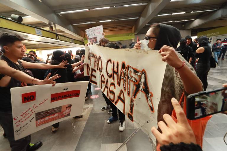 Encapuchadas causan destrozos en Metro Revolución