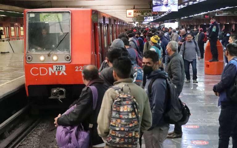 Desvíos y cierres de estaciones del Metro: Mujeres marchan por la