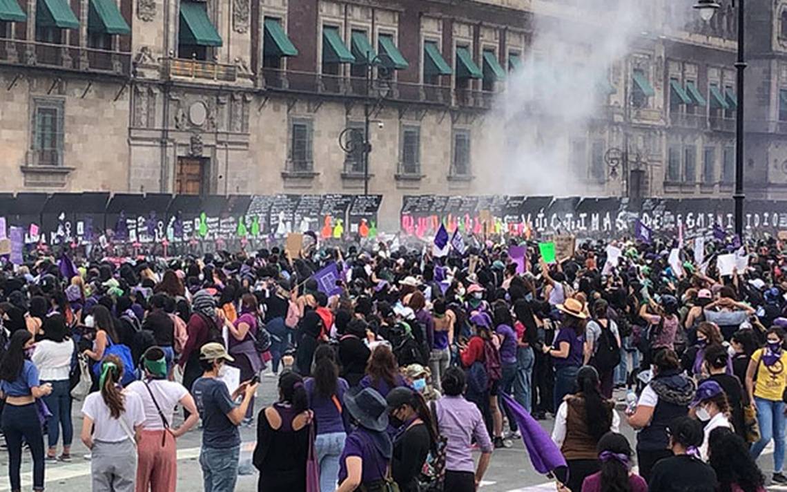 Encapuchadas causan destrozos en Metro Revolución