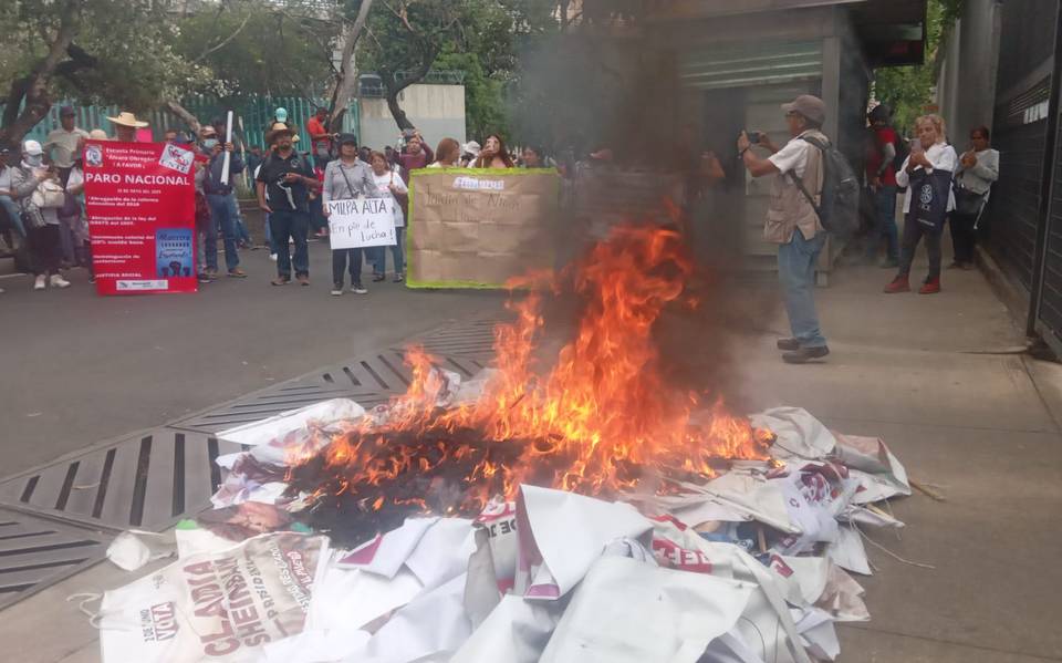 CNTE protesta en sedes de partidos políticos en la CDMX; se deslinda de Morena y exige aumento salarial – La Prensa