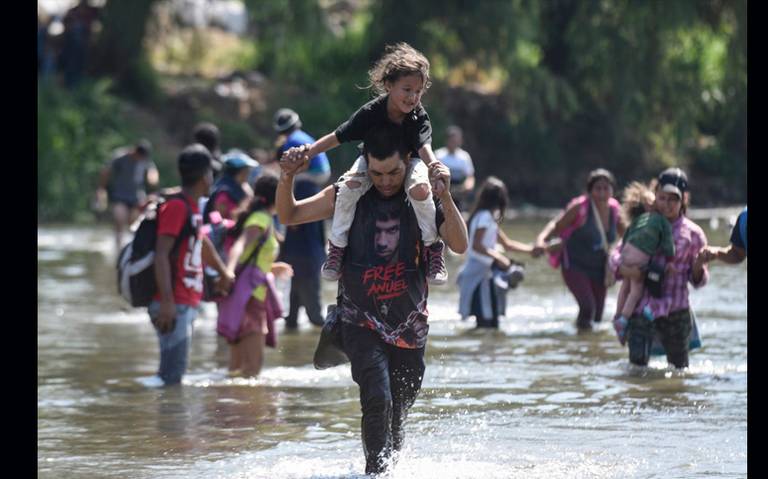 M xico busca contener a caravana de migrantes que intenta cruzar